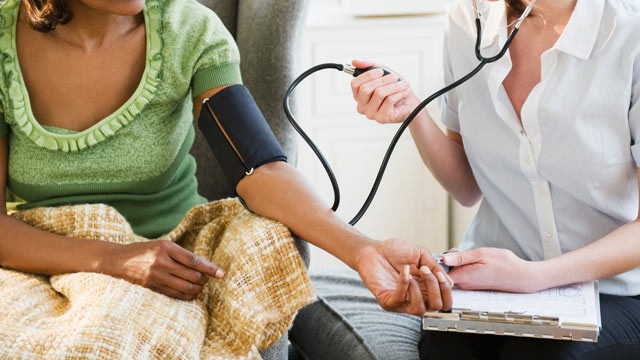 Orang periksa tekanan darah