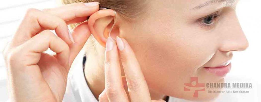 memasang alat bantu dengar