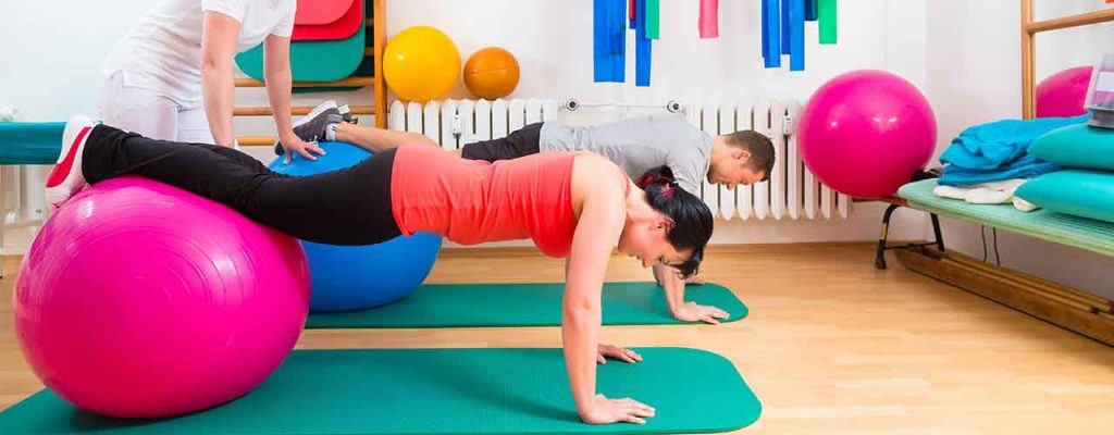 latihan fisioterapi menggunakan gymball