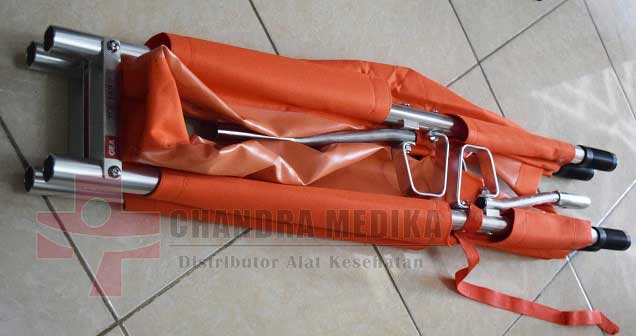 tandu lipat dua sedang dilipat